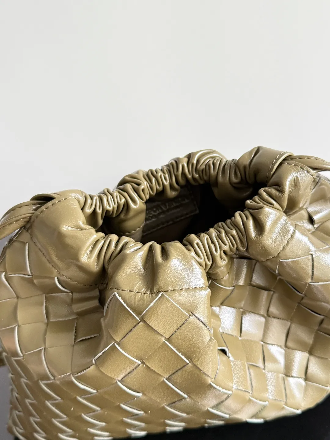 Batch 1560 Armpit bags have become a fashionable item that every girl has in their hands in recent years🛍️. The elegant and simple style has won the love of many people of different ages. However, there is an unavoidable trouble with armpit bags, that is, the capacity is too small, and BOTTEGA VENETA’s new Dustbag Considering people's travel needs, the capacity of garbage bags has been greatly upgraded. Folding umbrellas, water cups, and girls' makeup powder and lipstick can all be accommodated. It is very light and resistant to dirt. Even if you have a lot of things when traveling, it can reduce the burden to a certain extent. The shoulder straps are buckled and can be changed at will. It can be used for hand holding or as the liner of a large bag. After the drawstring is drawn, it looks like a cloud bag. It is very suitable for concave styling when traveling in summer🙋🏻‍♀️ Style number: 796728 Size: 32*23*1cm